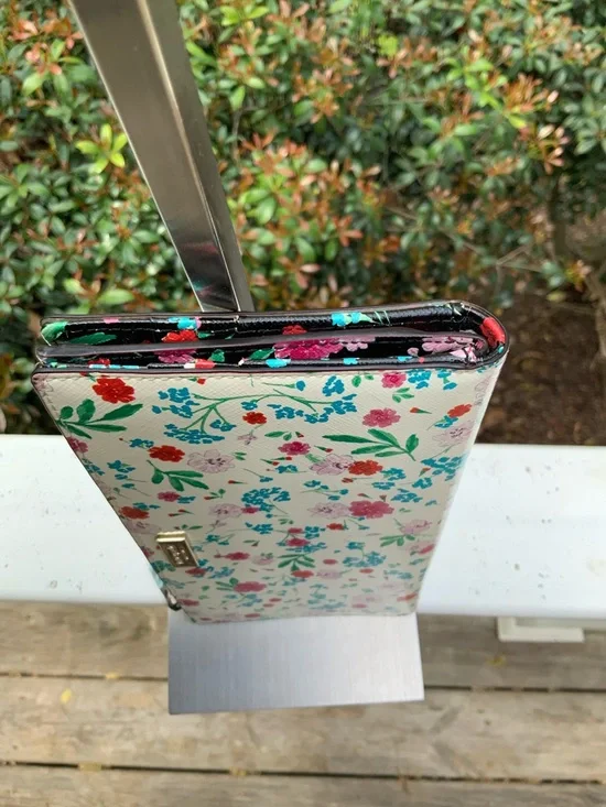 kate spade White Floral Zip Wallet with Multicolor Blooms GUC - Picture 4 of 15